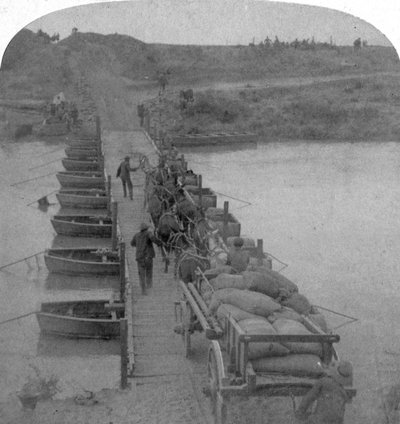 Pontonový most přes řeku Modder, Búrská válka, Jižní Afrika, 1900. od Underwood and Underwood