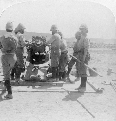 Vložení granátu do děla obléhacího vlaku u řeky Modder, Jižní Afrika, Búrská válka, 1900 od Underwood and Underwood
