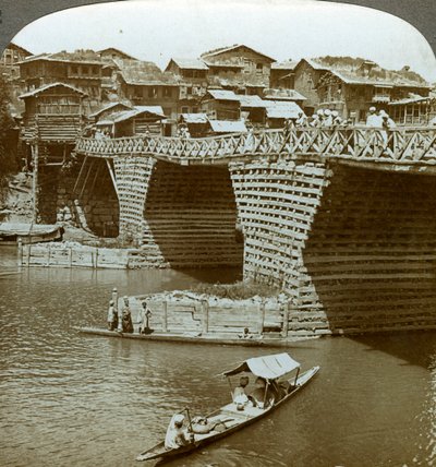 Kuriózní most a domy, město slunce, Kašmír, Indie, c1900. od Underwood and Underwood