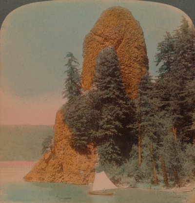 Rooster Rock, zvláštní skalní útvar podél řeky Columbia, Oregon, 1902. Umělci: Elmer Underwood, Bert Elias Underwood. od Underwood and Underwood