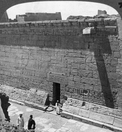Scény bitvy a honičky vytesané na zdi v Medinet Habu, Théby, Egypt, 1905. od Underwood and Underwood