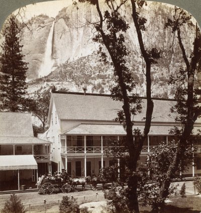 Sentinel Hotel, při pohledu na sever přes údolí k Yosemitským vodopádům, Kalifornie, USA, 1902 od Underwood and Underwood