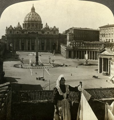 St Peters Square a bazilika a Vatikán, Řím, Itálie. od Underwood and Underwood