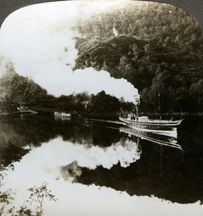 Parní jachta na Loch Katrine, Skotsko. od Underwood and Underwood