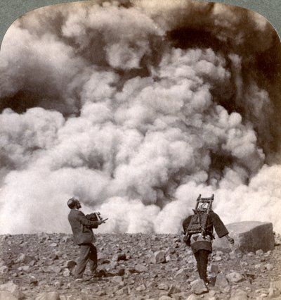 Náhlá exploze sopky v kráteru Mount Asama Asamayama, Japonsko, 1904. od Underwood and Underwood