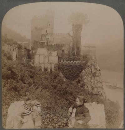Rheinstein, nejmalebnější z rýnských hradů - severně od jižní zdi bašty, Německo, 1902. od Underwood and Underwood
