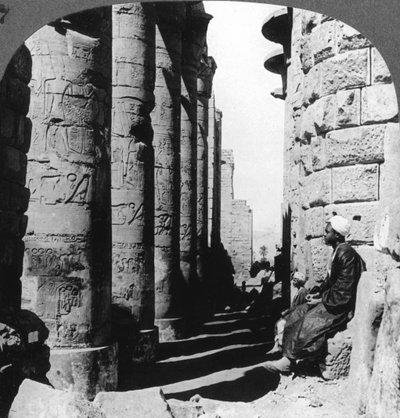 Slavná kolonáda ve velkém chrámu v Karnaku, Théby, Egypt, 1905. od Underwood and Underwood