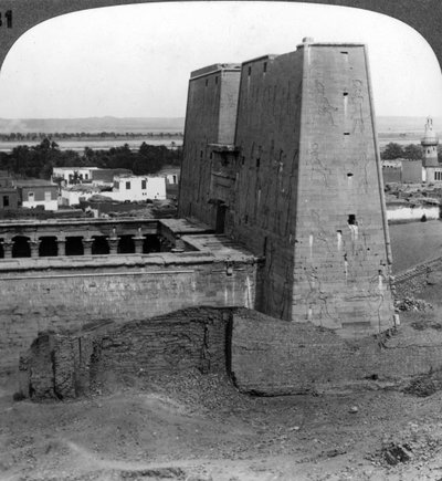 Pylon a dvůr Horova chrámu v Edfu, Egypt, 1900. od Underwood and Underwood
