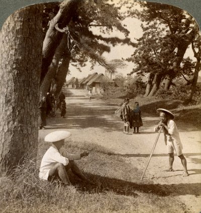 Cestovatelé odpočívající pod borovicemi v Suzukawě, staré poštovní silnici z Tokia do Kjóta, Japonsko, 1904. od Underwood and Underwood