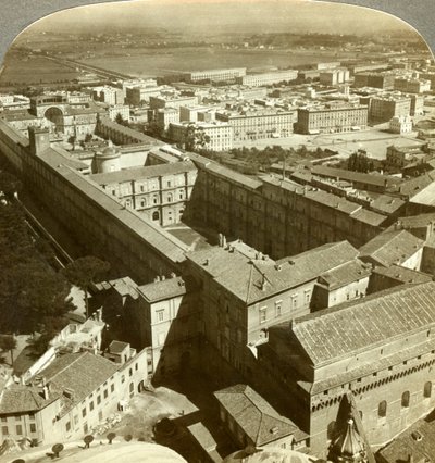 Vatikánský palác z kopule baziliky svatého Petra, Řím, Itálie. od Underwood and Underwood