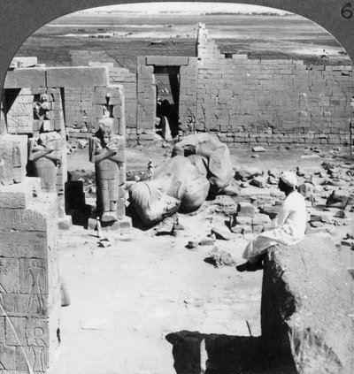 Pohled z Ramessea na jihovýchod přes planinu Théb, Egypt, 1905. od Underwood and Underwood