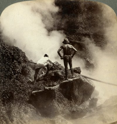 Sledování erupce páry a vroucího bahna v polovině sopky Aso-san, Japonsko, 1904 od Underwood and Underwood