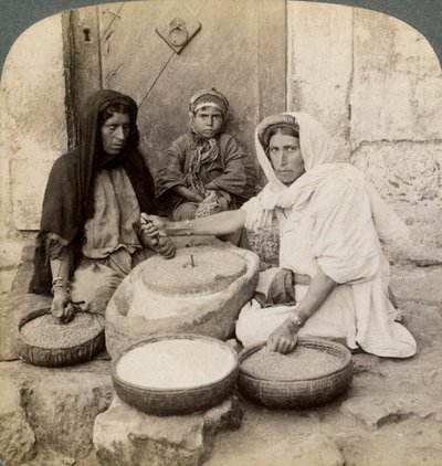 Ženy melou v mlýně, Palestina, 1900. od Underwood and Underwood