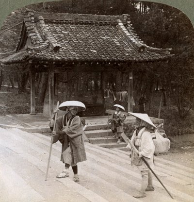 Women pilgrims on the steps of Omuro Gosho east, Kyoto, Japan, 1904 od Underwood and Underwood