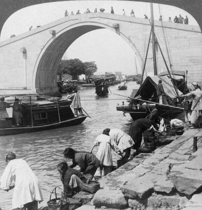 Woo Men Bridge a Grand Imperial Canal, Soo-chow Suzhou, Čína, 1900. od Underwood and Underwood