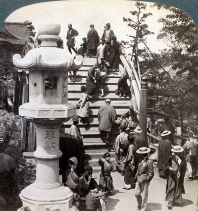 Ctitelé překračující půlkruhový most do chrámu Kameido za ním, při pohledu na sever, Tokio, Japonsko, od Underwood and Underwood