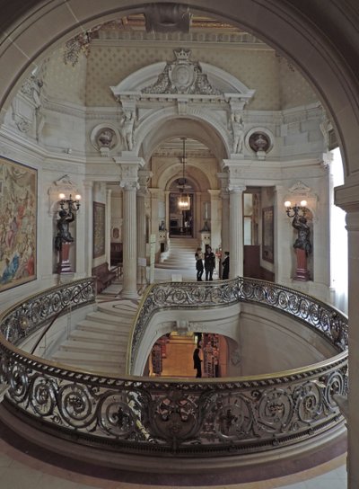 Chantilly, zámek: vstupní hala v zámku, od Unknown
