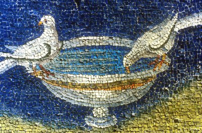 Pití holubů: mozaika v mauzoleu Galla Placidia (390-450) v Ravenne, Itálie, (5. století, rané křesťanské umění), fotografie pořízená v roce 1990 od Unknown