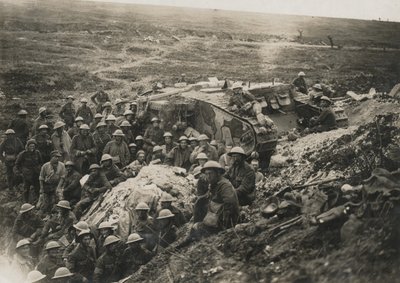 Oficiální fotografie pořízená na západní frontě ?D 1641. Jeden z našich tanků na Flers.?, 1916 od Unknown