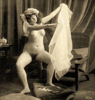 Sedící ženský akt s turbanem a závojem, cca 1900 (sépiová fotografie) od Unknown