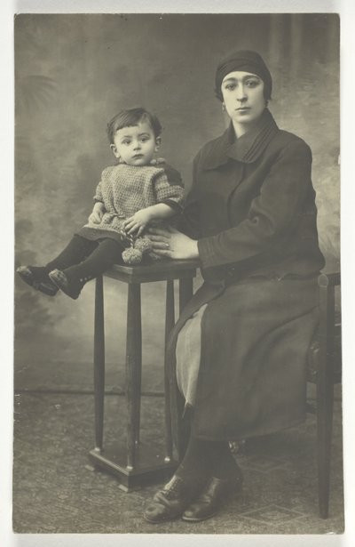 Pohlednice bez názvu (Žena s chlapcem na stojanu) od Unknown