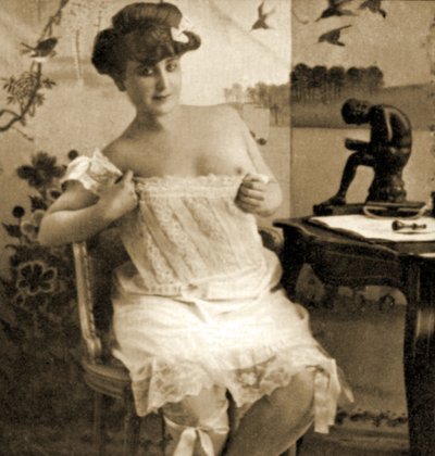 Mladá žena s krajkovou košilkou, kolem roku 1900 od Unknown