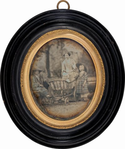 Dvě ženy a tři děti v zahradě od Unknown 19th Century