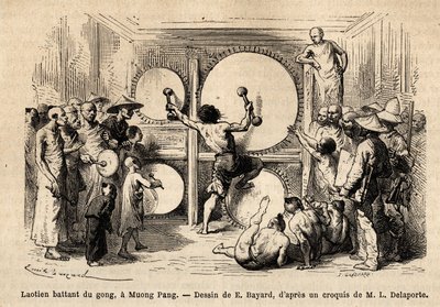 Laoský bicí gong v Muong Phang, zbraň několika kladiv a údery dvojitými údery na několik nástrojů umístěných před ním; v publiku je zastoupen autor příběhu, který pod paží nese svou kartonovou kresbu. Rytina od Unknown artist