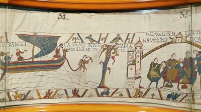 Loď přistává v Normandii a přináší zprávy o Haroldově korunovaci, Bayeux Tapestry (vlněná výšivka na plátně) od Unknown artist