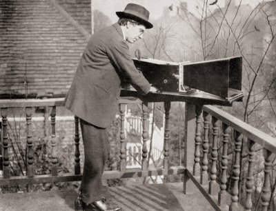Archibald Montgomery Low with the Audiometer, od Master Minds of Modern Science, publikované v roce 1930 od Unknown