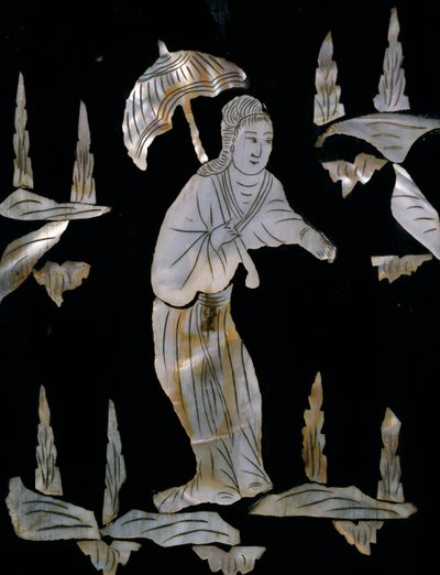Ženská postava s deštníkem, detail z perleťové vykládané skříně s dekorací chinoiserie od Unknown artist