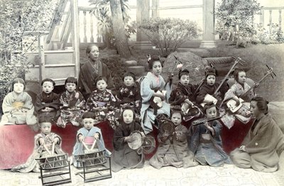 Japonské děti hrající hudbu, konec 19. století od Unknown artist