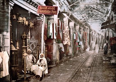 Le souk el Truck v Tunisu: obchod s nápisem ve francouzštině “” Bazar arabic Barbouchi brothers””. Fotochrom v. 1900. od Unknown artist
