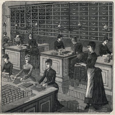 Výroba kovových peří: třídění a balení peří v továrně ve Francii v 19. století. Rytina z roku 1885 v „“Les arts et metiers illustres““ od Adolphe BITARDA. od Unknown artist