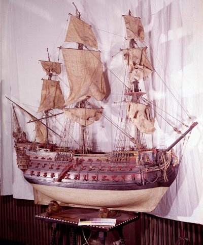Vojenské námořnictvo: miniaturní model lodi se třemi palubami, zbraň 92 děl. 17. století. Madrid, muzeum Armee od Unknown artist