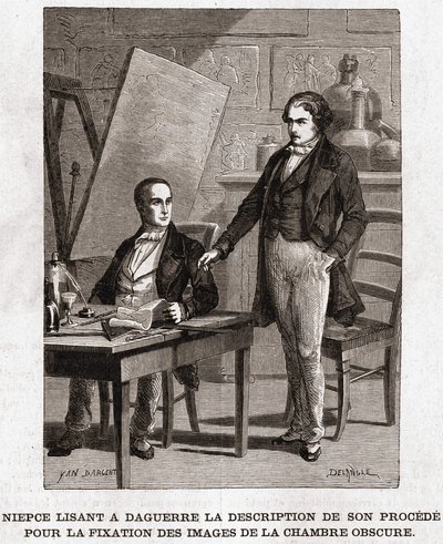 Niepce čte Louisi Daguerrovi lpopis heliografie, pro fixaci snímků z camery obscury - Nicephore Niepce (1765-1833), francouzský vynálezce, průkopník fotografie čte Daguerrovi popis své metody pro fixaci snímků od Unknown artist