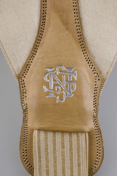 Podvazky, cca 1880 (detailní pohled), vyšívaný bílý satén, kůže, stříbro, výrobce neznámý od Unknown artist