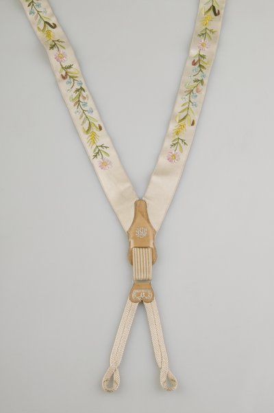 Podvazky, kolem 1880, vyšívaný bílý satén, kůže, stříbro, výrobce neznámý od Unknown artist