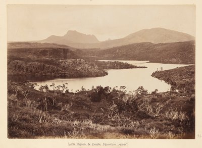 Plavba vévody a vévodkyně z Yorku na lodi Ophir - březen až listopad 1901. Deska 97, Pohled na jezero Agnew s horou Cradle Mountain v pozadí od Unknown Artist