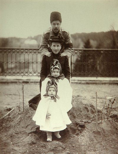 Představení rodiny vévody Fjodora Uvrova na venkovském statku. Albuminová fotka od Unknown artist
