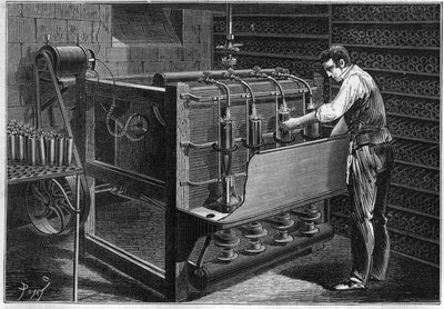 Mechanická instalace M. Margueryho, restauratéra, v Paříži: automatická myčka lahví, reprezentovaná malým dynamoelektrickým strojem Gram (Zenobe Theophile Gram 1826-1901). Rytina v „La Nature: revue des sciences et de leu od Unknown artist