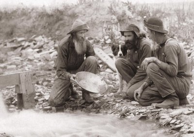 3 muži filtrující zemi, aby získali zlato: Hledači zlata v jižní Dakotě, Rockerville. Fotografie 1889. od Unknown artist