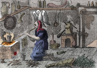 Čarodějnice ve své laboratoři připravuje kouzelný lektvar, přímo roh plný kouzelných bylin. Rytina 16. století od Unknown artist