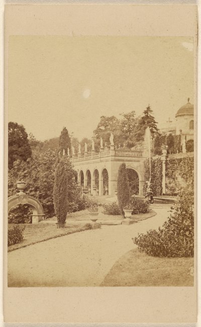Alton Gardens - náměstí a fontána od Unknown artist