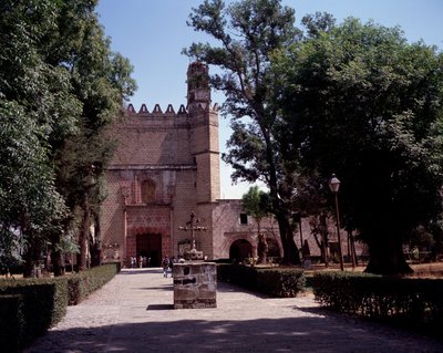 Art Mexico: pohled na augustiniánský klášter (klášter San Augustin Acolman) z roku 1571. Kříž vytvořili domorodí umělci z Tequitqui. Mexiko. Acolman od Unknown artist