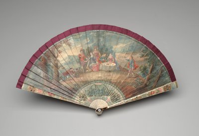 Brisé vějíř s výjevem venkovní párty, cca 1700-25 (kvaš na slonovinových čepelích, hedvábná stuha, zlacení, želvovina, perleť a mosaz) od Unknown artist