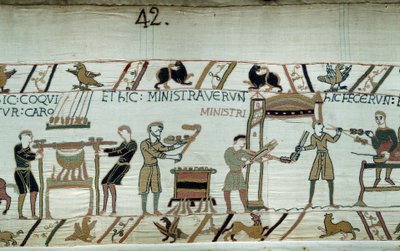 Conquete of England vévodou z Normandie Williamem Dobyvatelem (1027-1087) v roce 1066: příprava hostiny pro vévodu a jeho zbroj před bitvou u Hastingsu, pečená masa, sluhové připravují drůbež Detail tapiserie z Bayeux Ó od Unknown artist