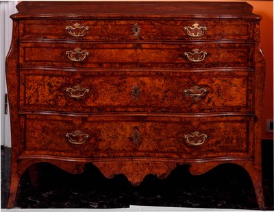 Nábytek: komoda z cedrového dřeva. 1735-1745 cca. Ztlumit. 97x137x68 cm Soukromá sbírka od Unknown artist