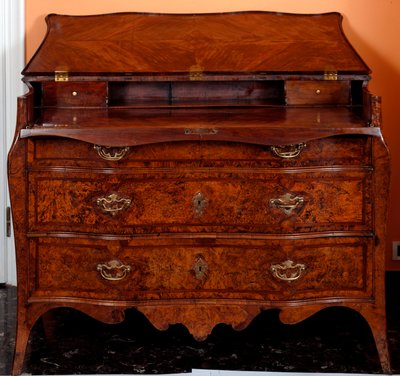 Nábytek: komoda z cedrového dřeva. 1735-1745 cca. Ztlumit. 97x137x68 cm Soukromá sbírka od Unknown artist
