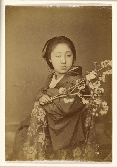 [Japonská žena drží rozkvetlou větev prunusu] od Unknown artist